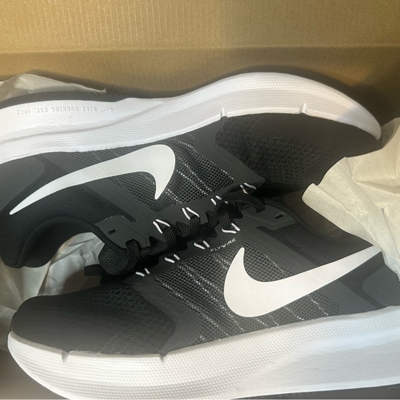 NEW Nike Run Swift 3 Wide 2E Black White Sneakers Athletic Shoes Workout - Picture 9 of 10
